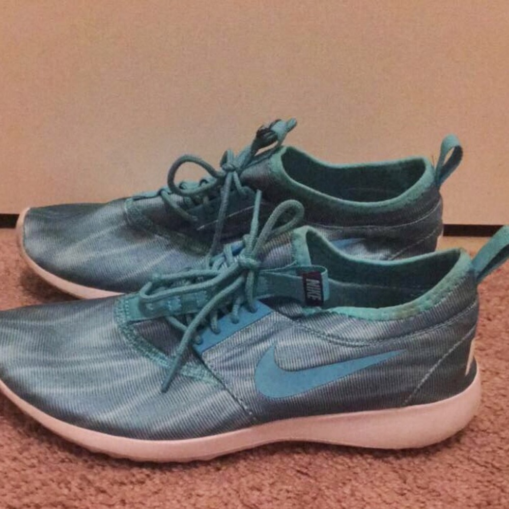 Ocean Blue Nike Shoes *Hardly Worn!*