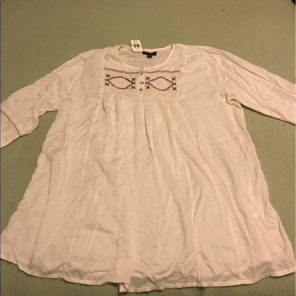 Sweet Magnolia embroidered tunic, size XXL.