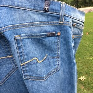 NWT 🎉7 For All Mankind} boot cut jeans.
