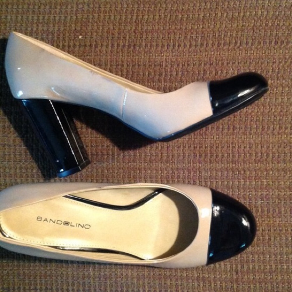 Bandolino Black and Tan Classic Pumps