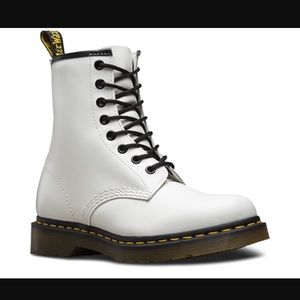 WHITE DOC MARTENS SZ 7