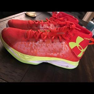 LIKE NEW!!! Men's Under Armour basketball shoes