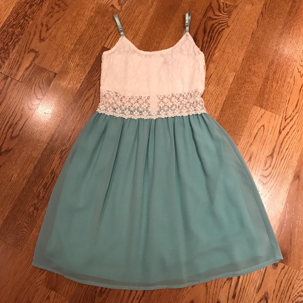 Medium dress. Fits like a small.