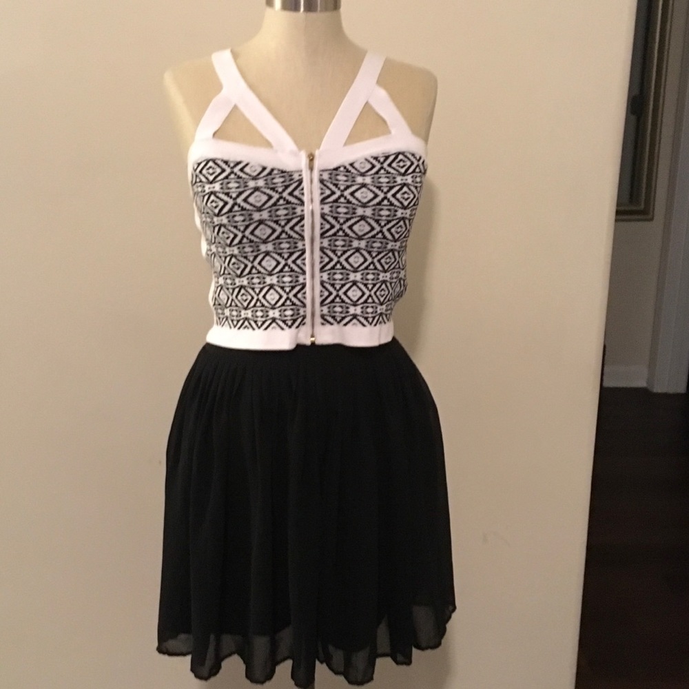 Size Large chiffon dirndl skirt.