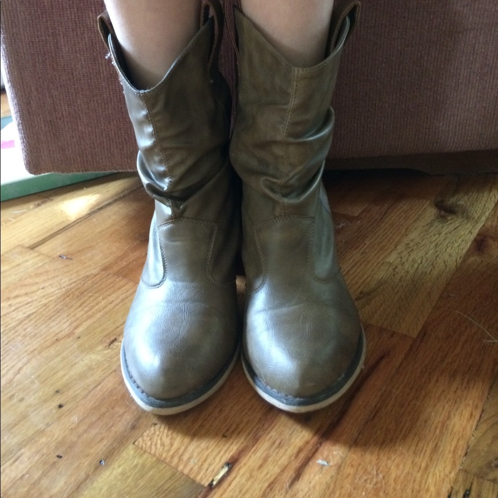 Boots - Picture 2 of 3