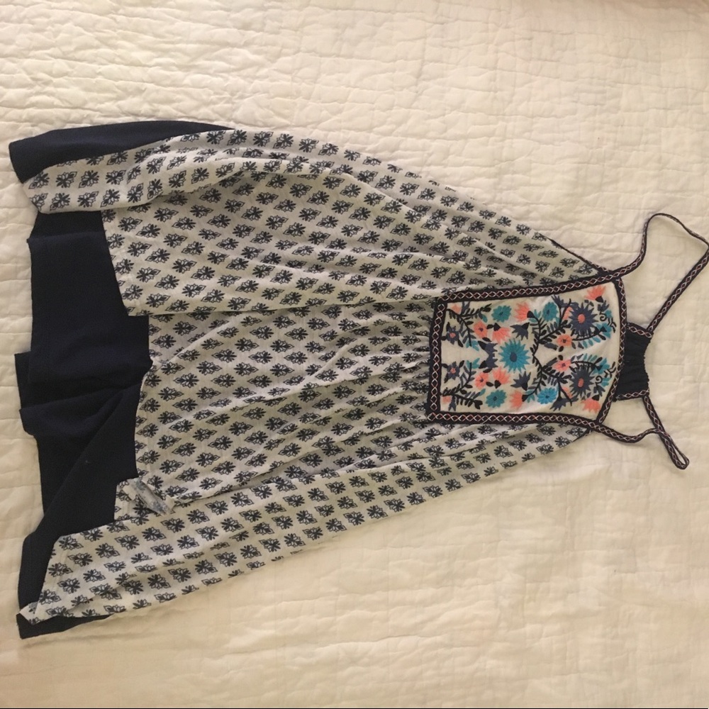 Boutique Size M Embroidered Tank