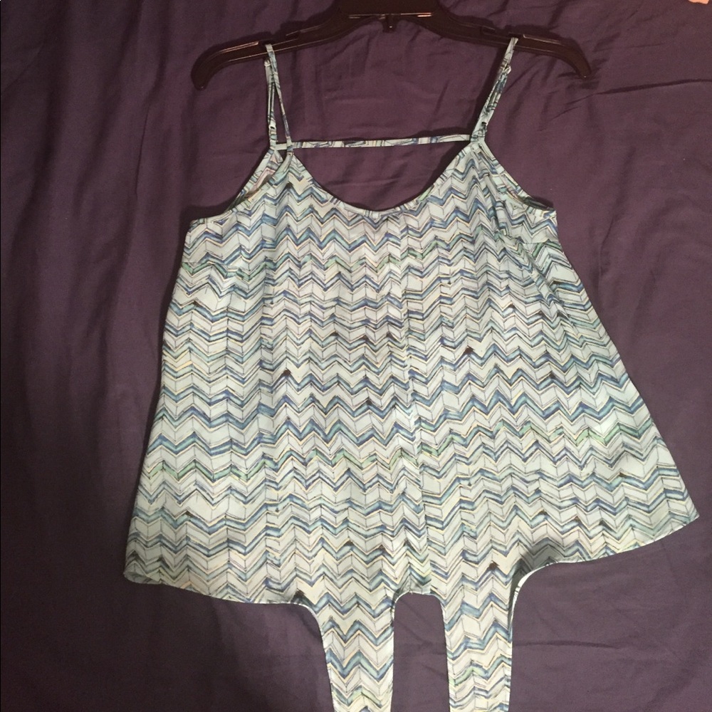 A blouse w/zig zags and different shades of blue.
