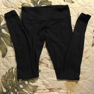 Black Lululemon Wunder Under legging