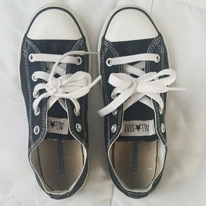 Boys black size 1 1/2 converse chucks