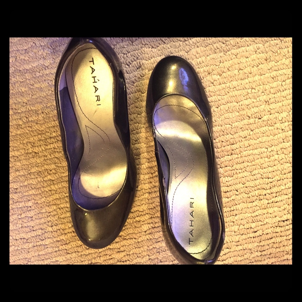 TAHARI pewter patent pumps