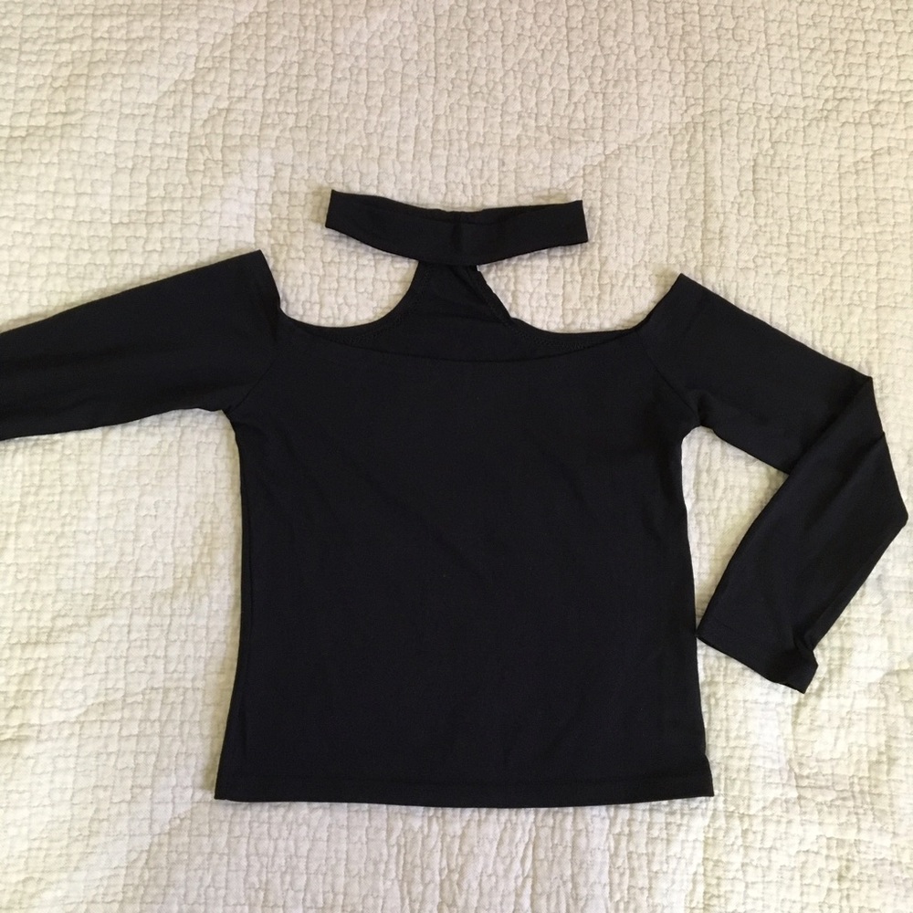 Off shoulder chocker crop top