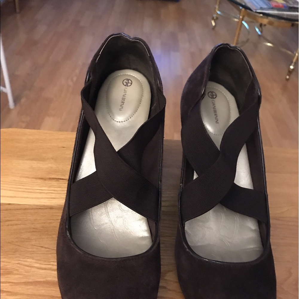 Brown suede, cross-cross elastic straps;