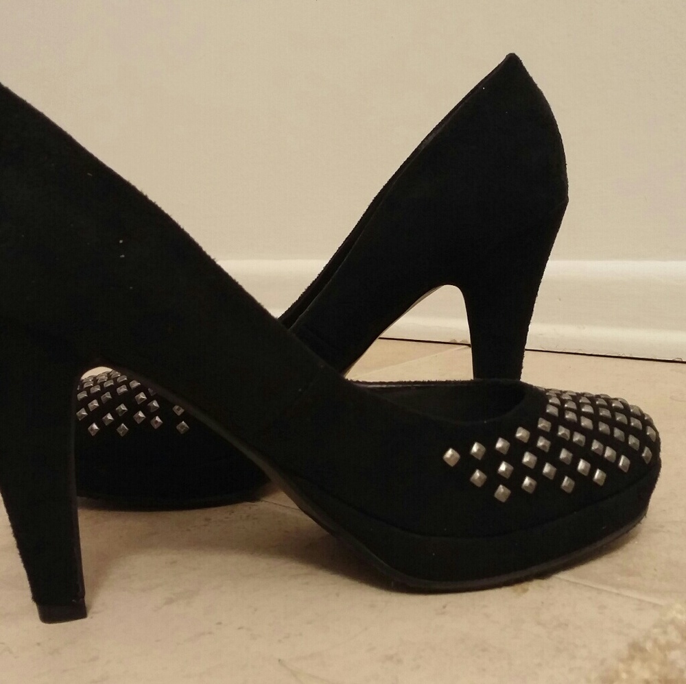 Olsenboye 'Uptown' black pumps with silver studs