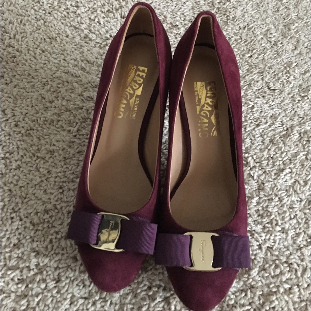 Suede bow pump