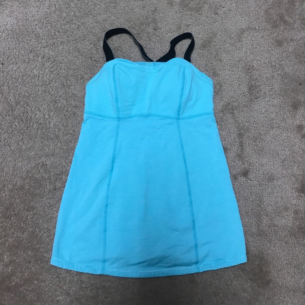 EUC blue lululemon tank with built in bra. Sz 6