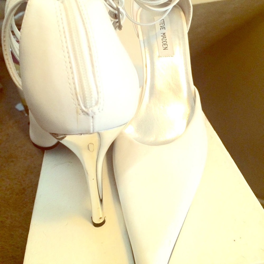 White leather pumps by Steve Madden. Size 10.