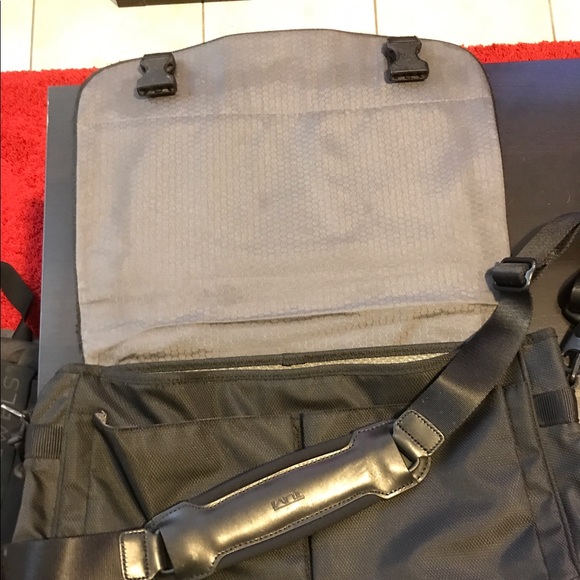 Tumi Messenger bag - Picture 2 of 3