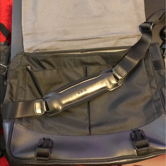 Tumi Messenger bag - Picture 3 of 3