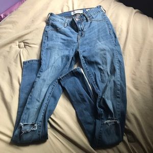 Bullhead mid-rise jegging (rips in the knee)