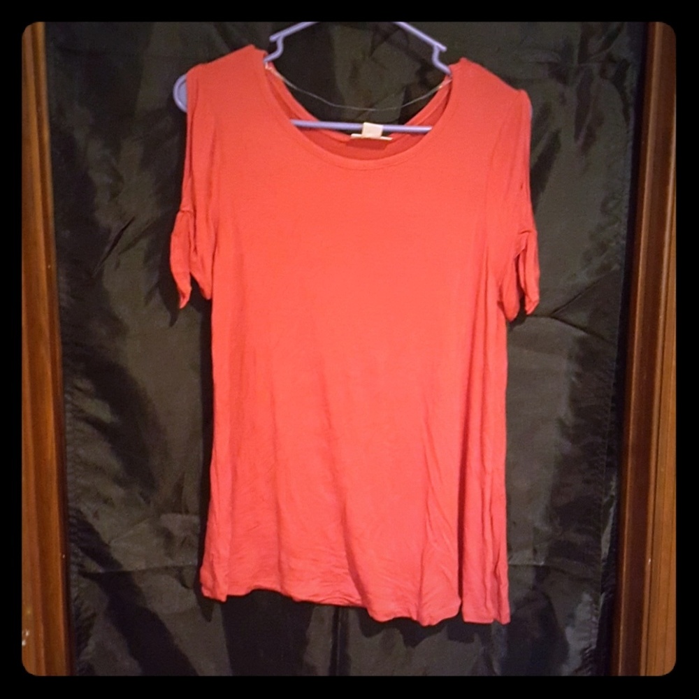 🌸Price drop! 🌸Cold shoulder top