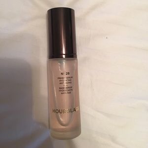 HOURGLASS  N°28 Primer Serum