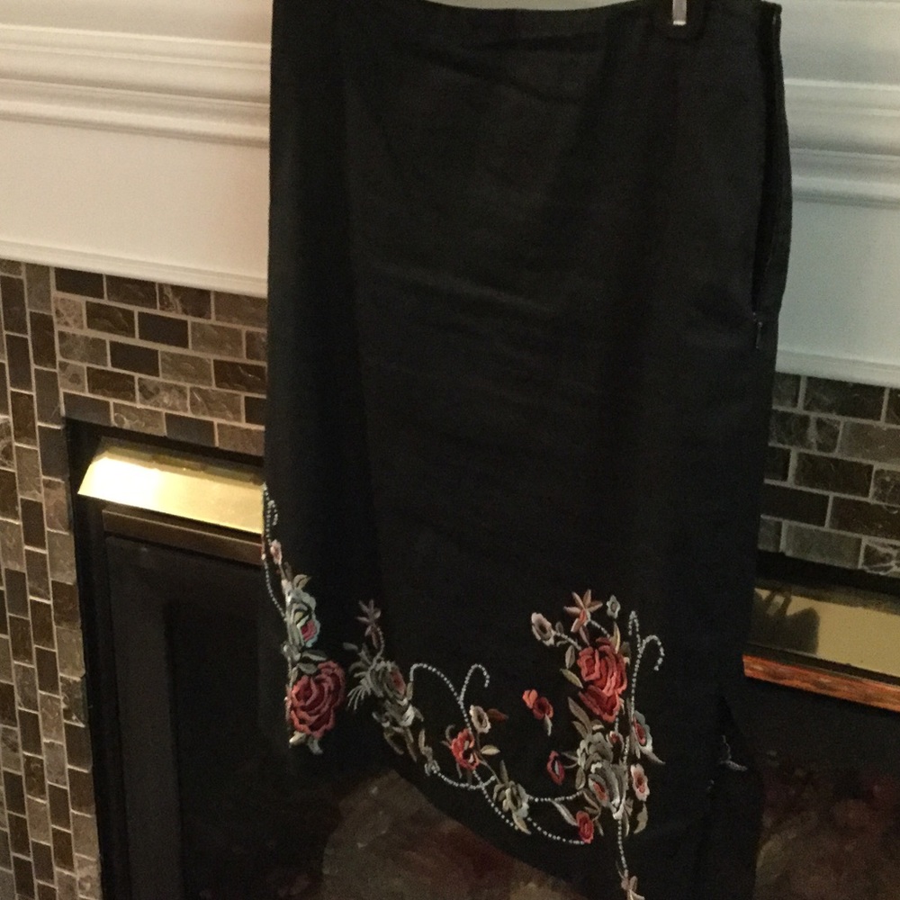ECI-size 4-Black Skirt w/beautiful detail