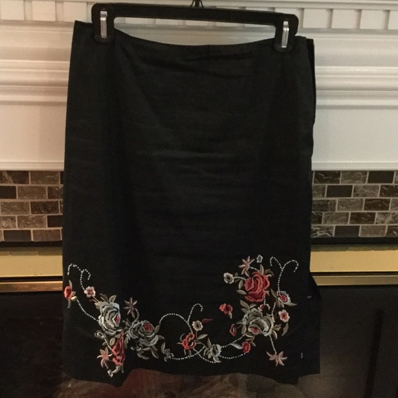 ECI-size 4-Black Skirt w/beautiful detail - Picture 2 of 5