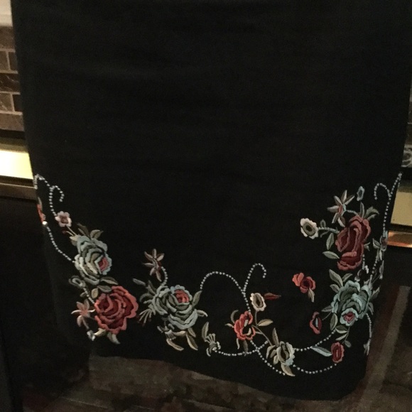 ECI-size 4-Black Skirt w/beautiful detail - Picture 4 of 5