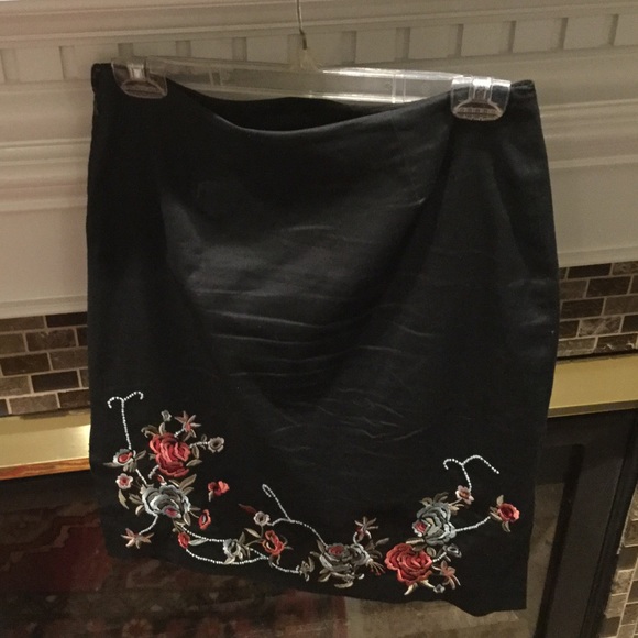 ECI-size 4-Black Skirt w/beautiful detail - Picture 5 of 5