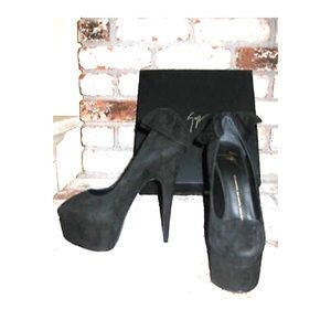 GIUSEPPE ZANOTTI Black Suede Platform Bow Pumps