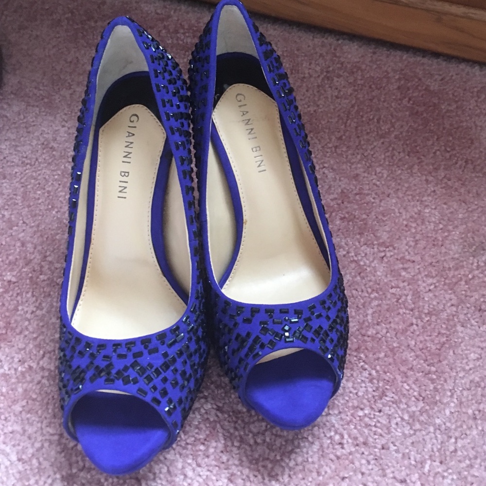 Blue sparkle pumps