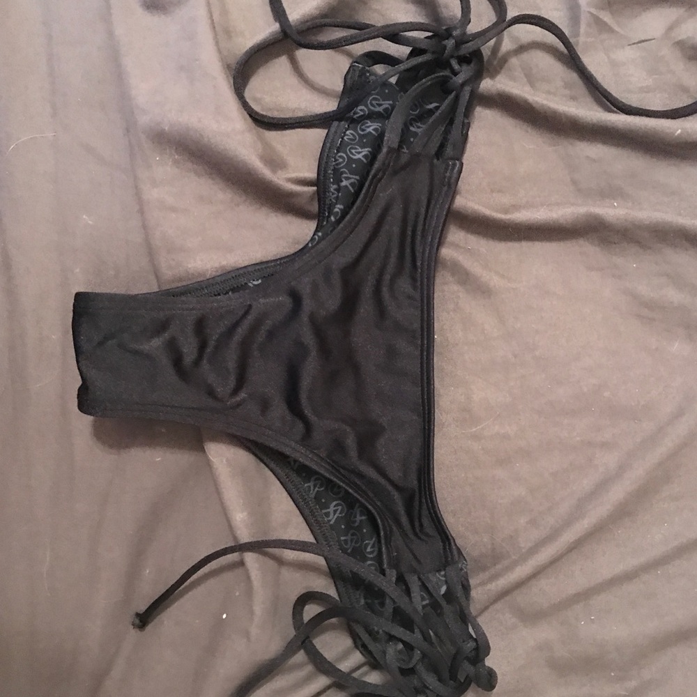 VS black scrunch butt bottoms