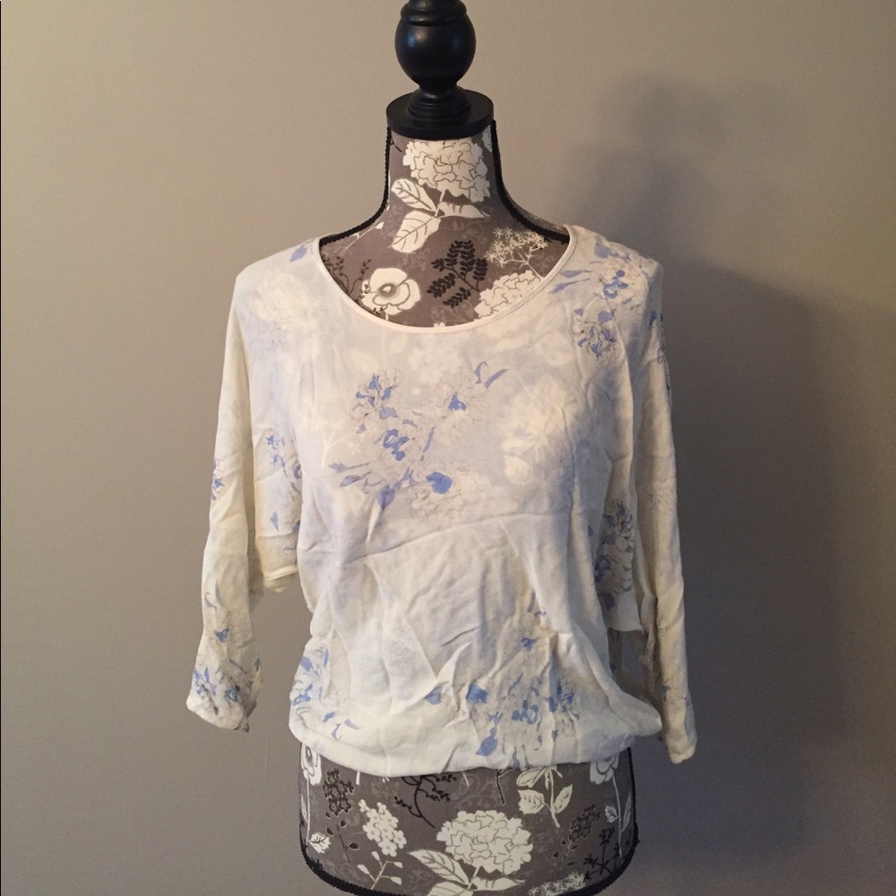 Dolman sleeve keyhole back top