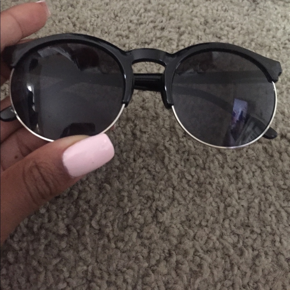 black round sunglasses