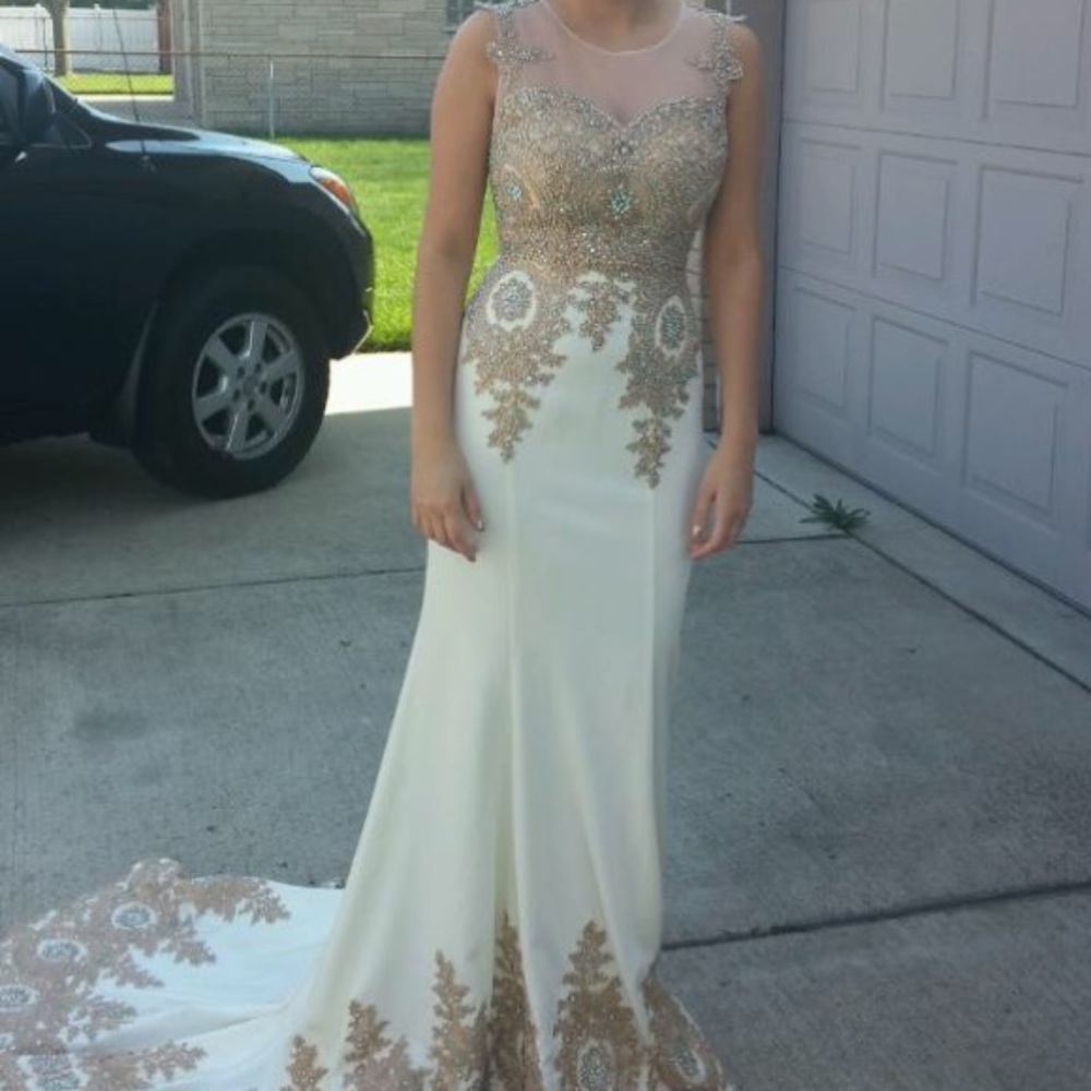 Shail K. Beautiful dress, only worn once! Size 0