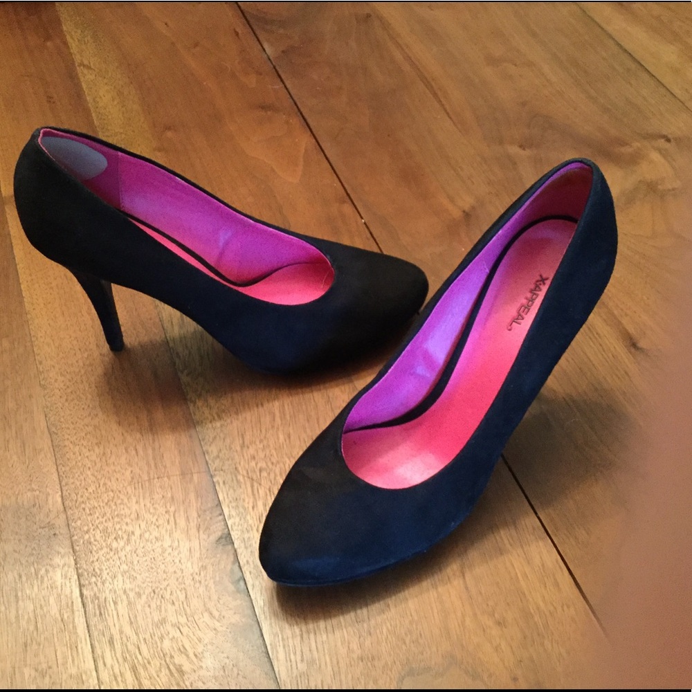 Black pumps size 10.