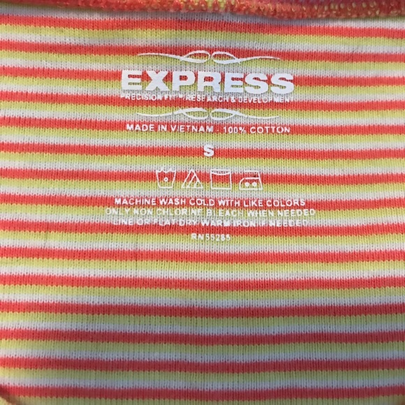 Express V-neck - Picture 2 of 3