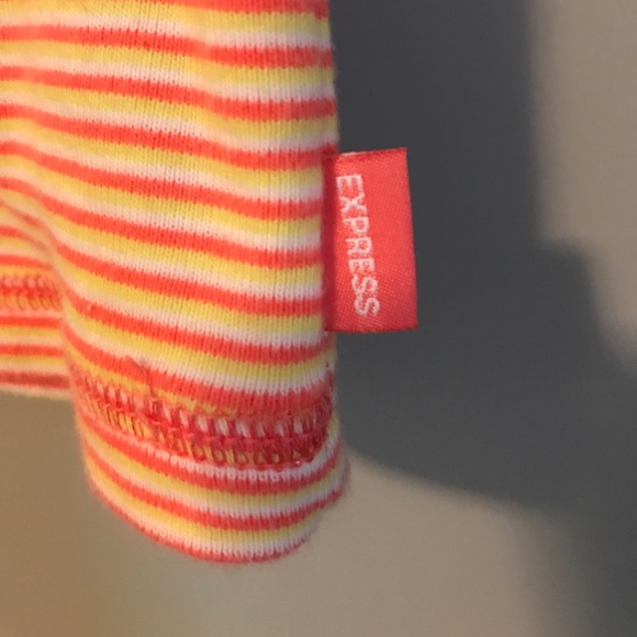 Express V-neck - Picture 3 of 3