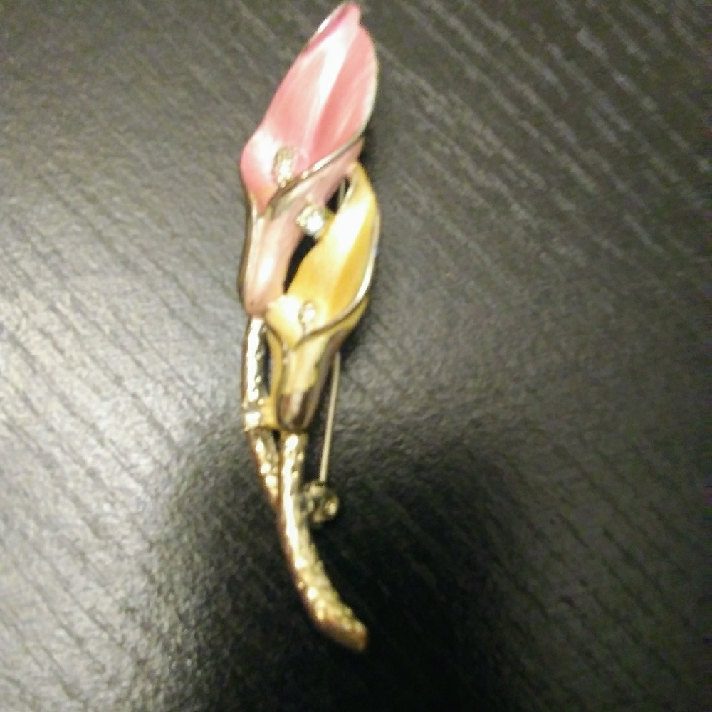 Calalilly broach