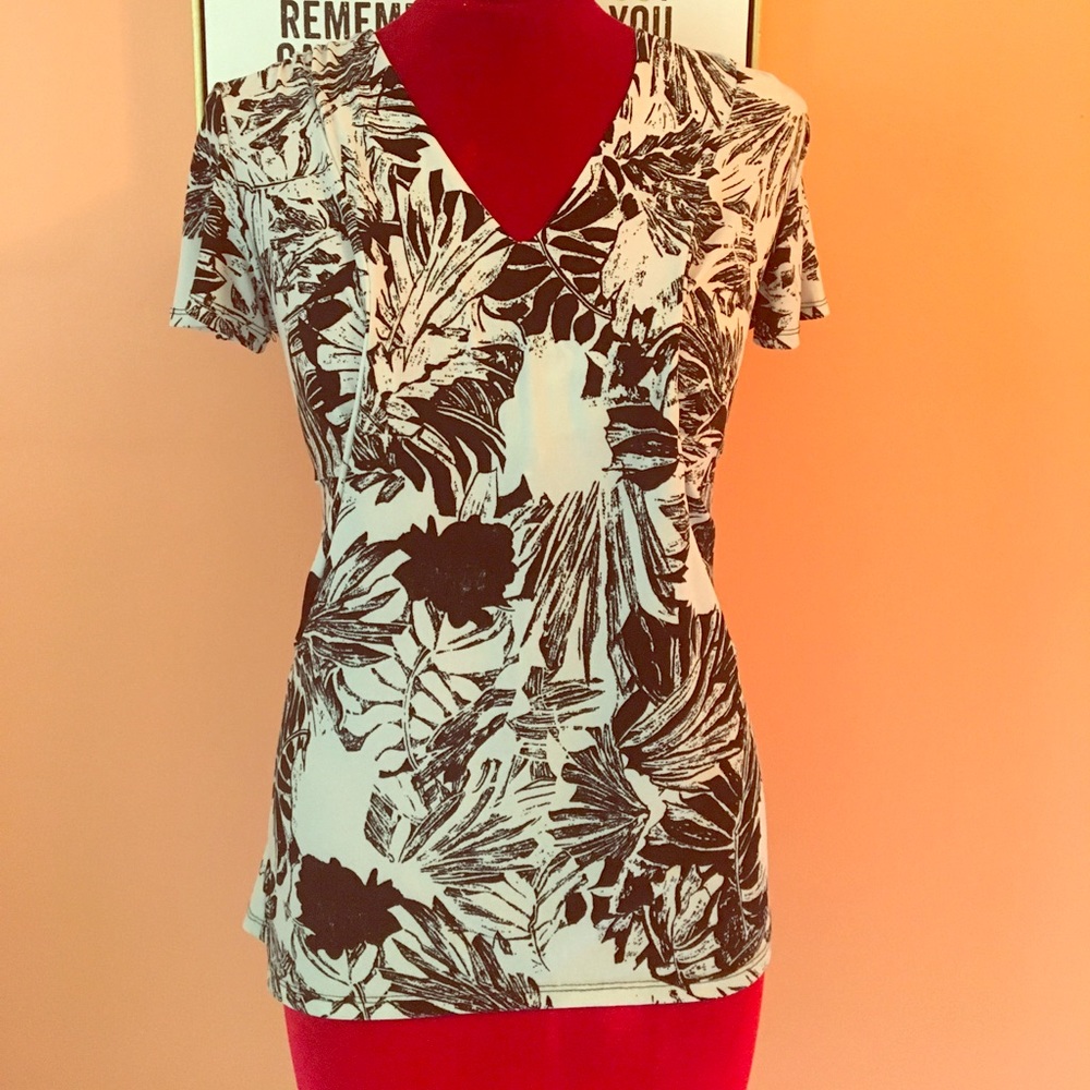 Very flattering, spandex, black/white Blouse