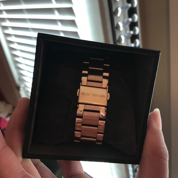 MICHAEL KORS ROSE GOLD WATCH 10/10 condition !! - Picture 2 of 3