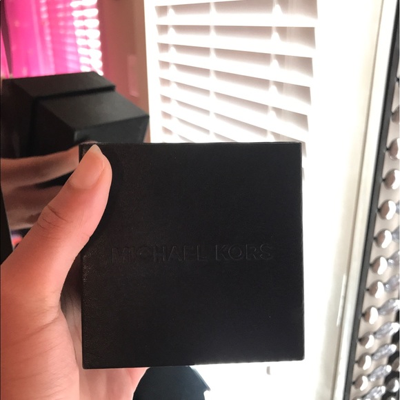 MICHAEL KORS ROSE GOLD WATCH 10/10 condition !! - Picture 3 of 3