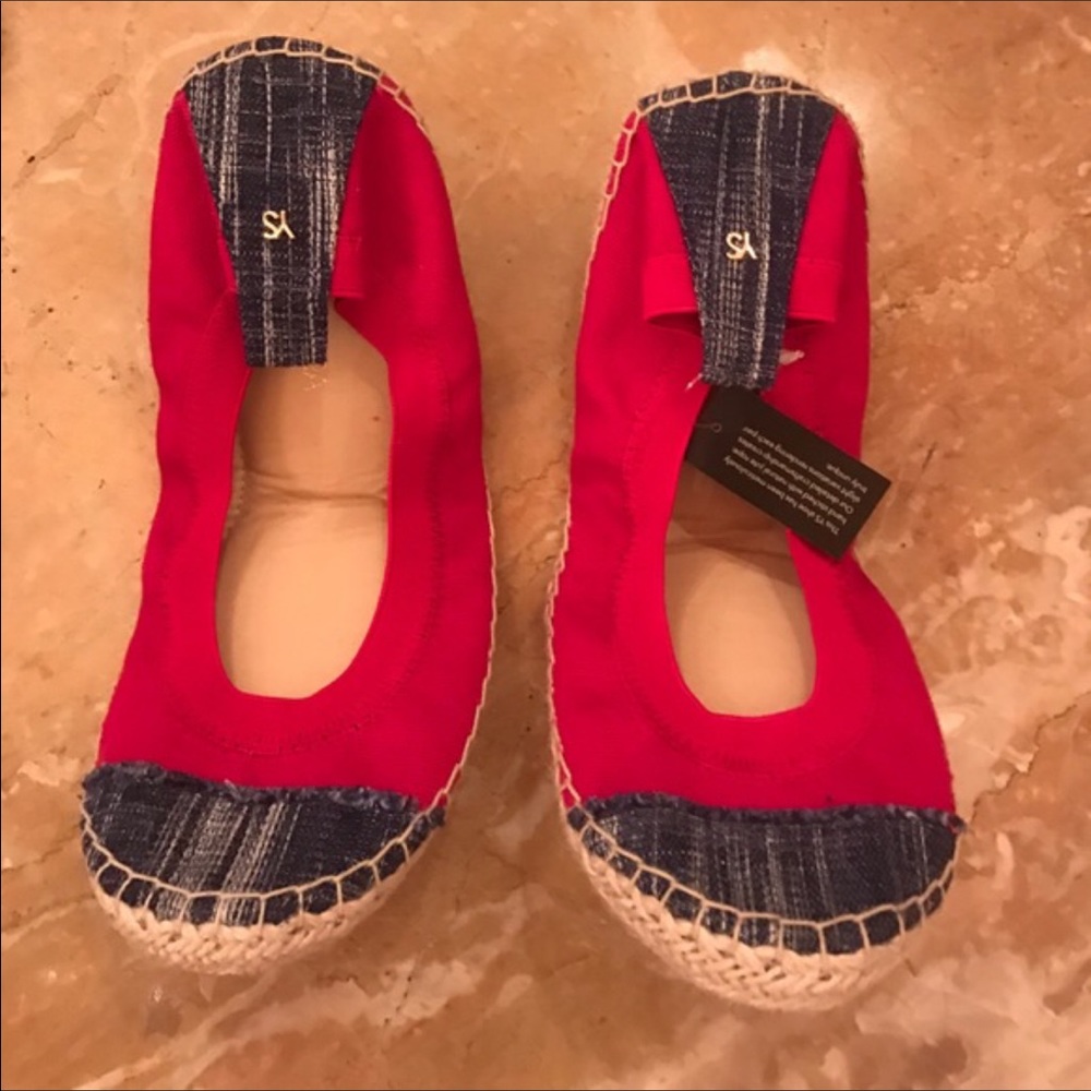 Size 6, Yosi Santa flats.