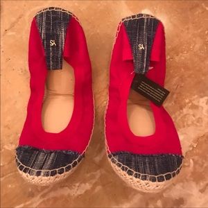 Size 6, Yosi Santa flats.