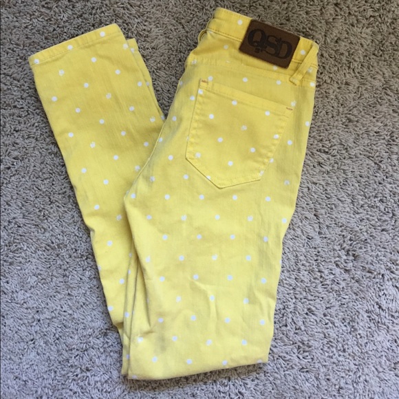 Yellow polka dot Capri pant. - Picture 1 of 3