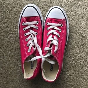 Pink converse shoes 💕👟
