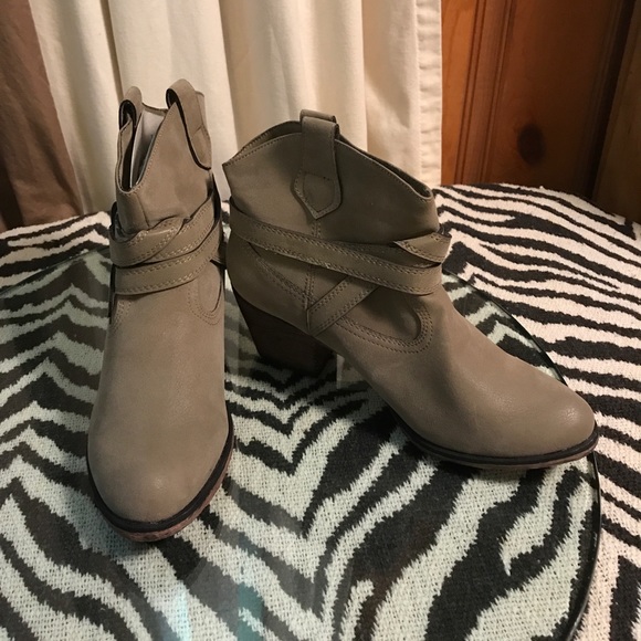 Ladies Ankle boot.  Size 11m - Picture 1 of 5