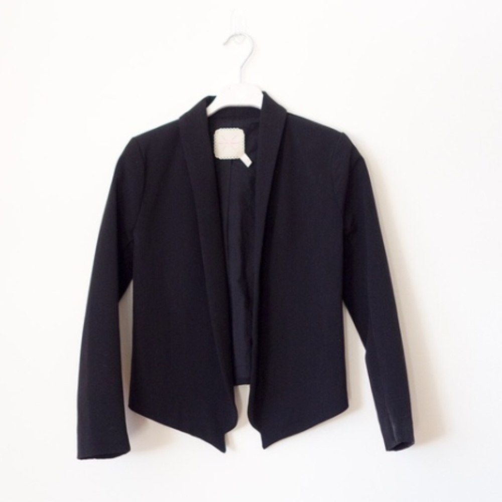 Cropped black jacket