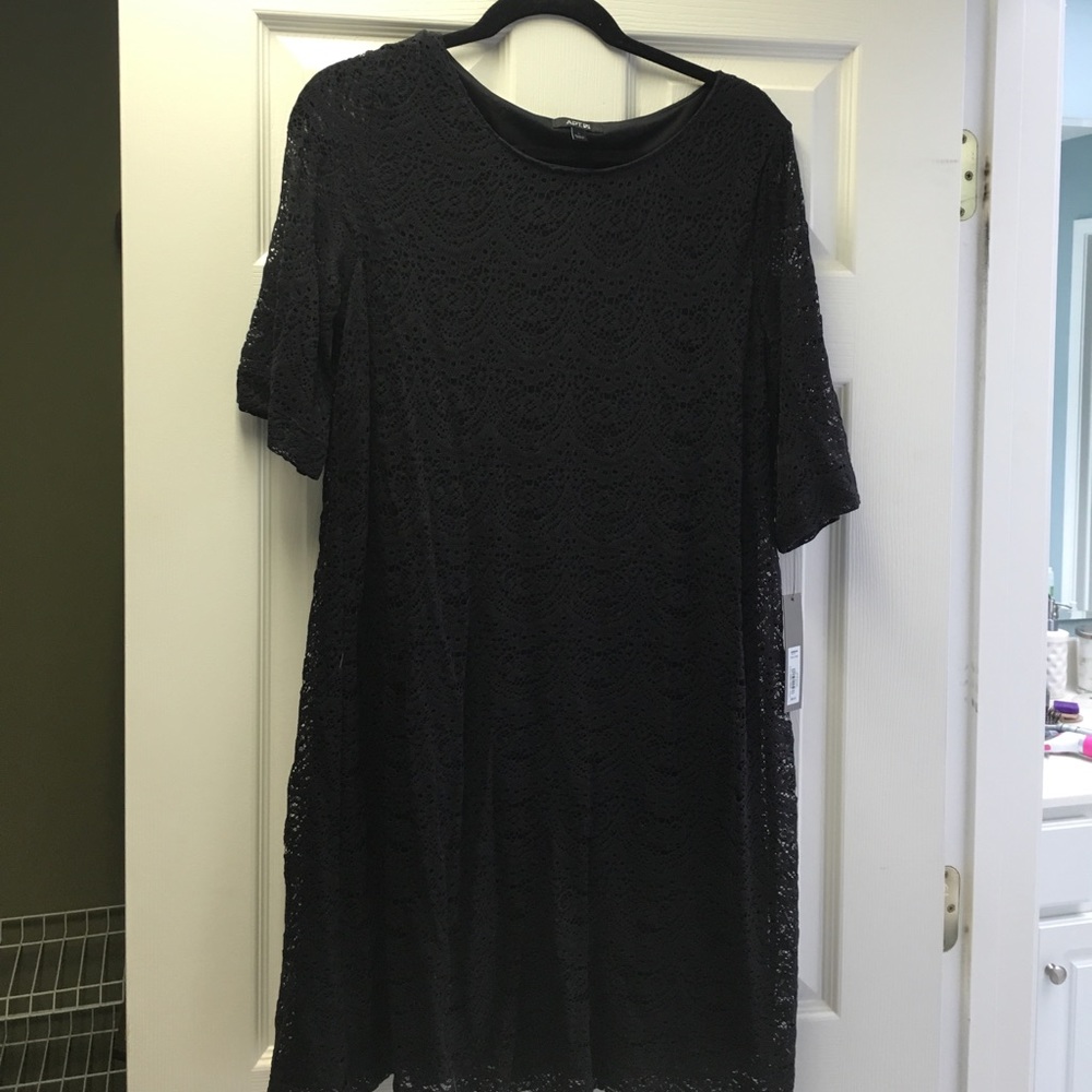 Beautiful black lace sleeve dress