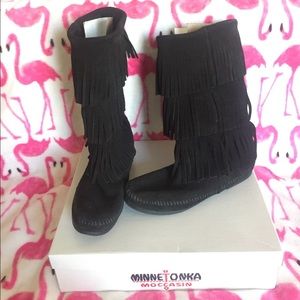 Minnetonka Moccasin black Fringe Boots